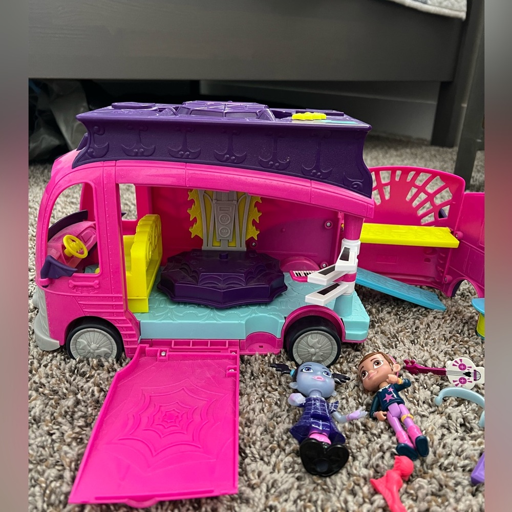 Vampirina Tour Bus play set